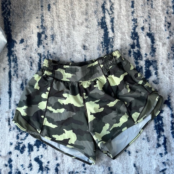 Lululemon Hotty Hot Low Rise Short 4" - Picture 2 of 4